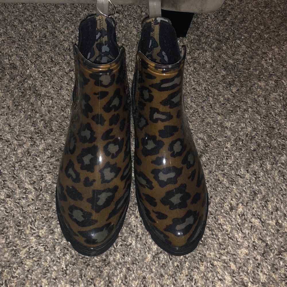 Seven7 rain boots